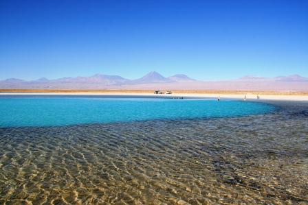 trkise Lagune in weiter Wste